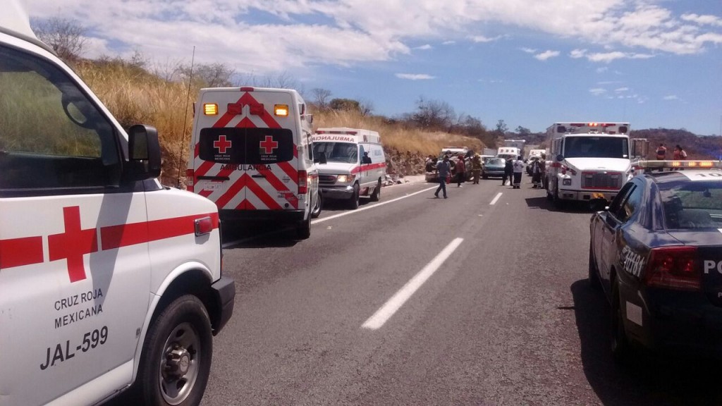 Volcadura En Maxipista Morelia Deja Seis Lesionados - Tráfico ZMG