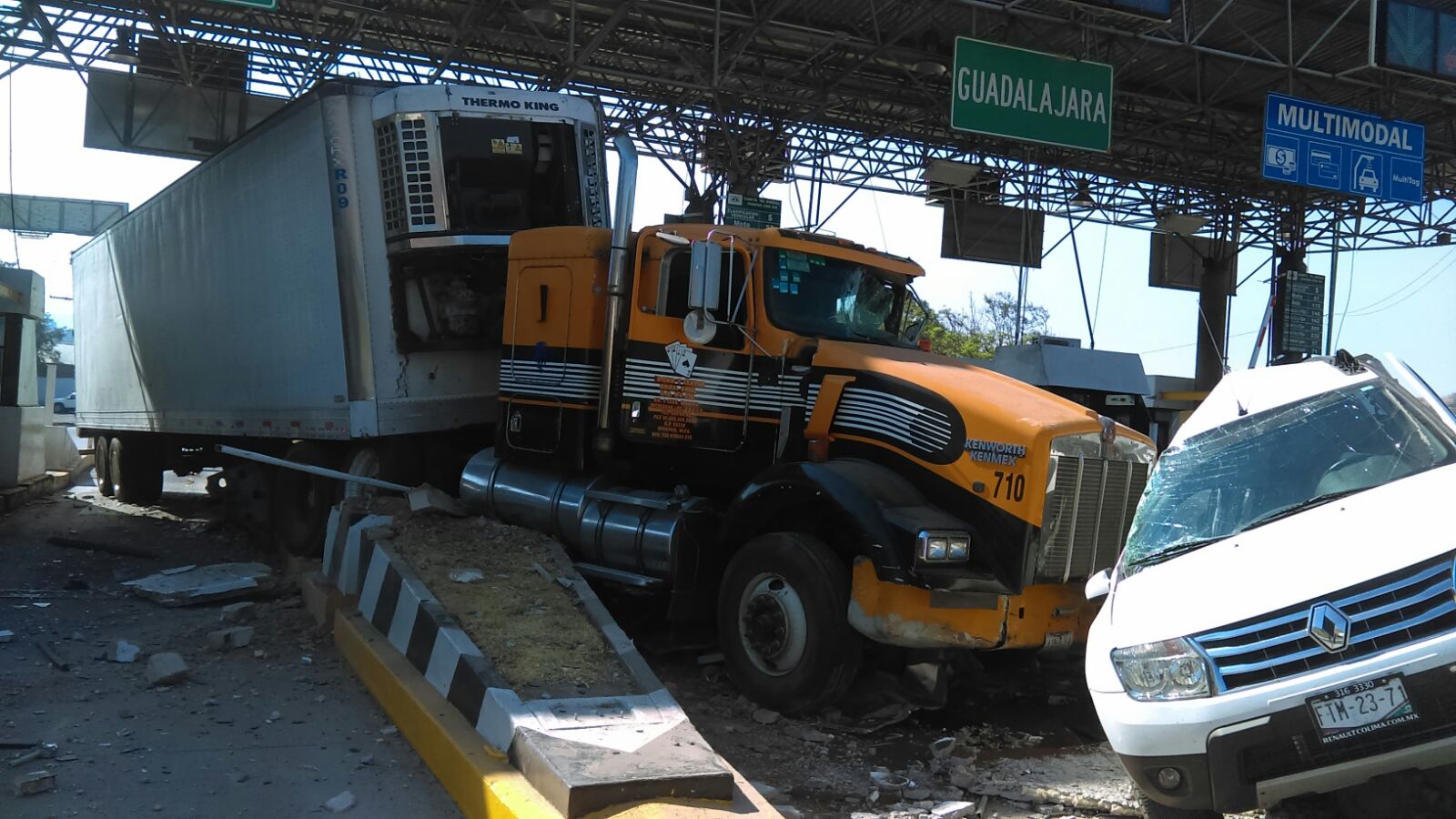 Tráiler se queda sin frenos y se impacta contra caseta - Tráfico ZMG