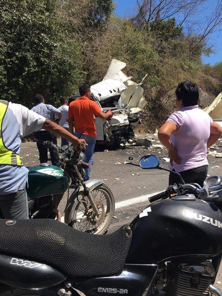 Un muerto y un lesionado tras colisión en Cihutlán