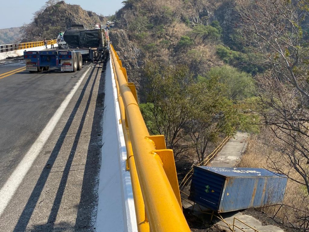 Aparatoso accidente en la autopista a Colima deja un muerto