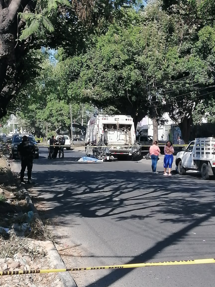 Motociclistas se estrellan contra camión recolector, uno murió
