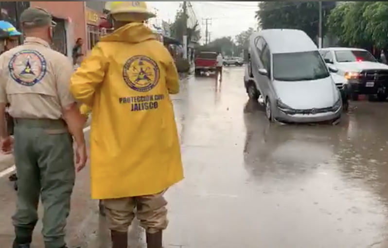 Inundaciones y 12 vehículos varados dejó lluvia vespertina en Zapopan