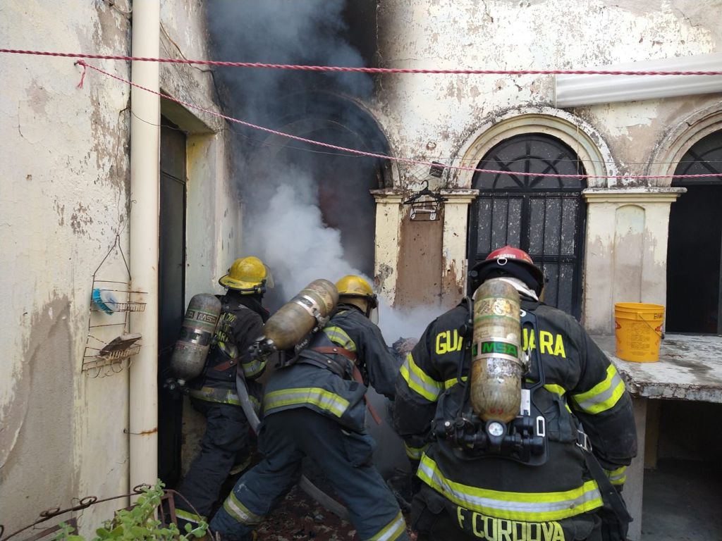 Se incendia casa en la colonia Analco en peligro de explosión 