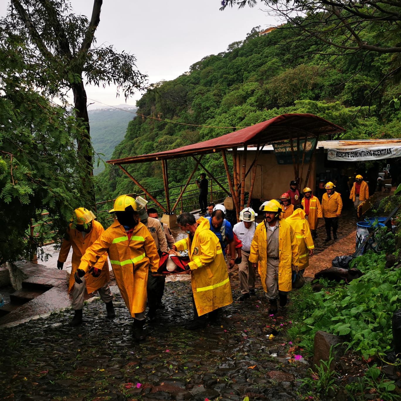 Tras derrumbe rescatan a dos personas en la barranca de Huentitán - Tráfico  ZMG