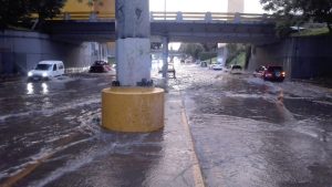 La lluvia de la tarde del sábado dejó como saldo una persona muerta e inundaciones en vía pública, en el municipio de Guadalajara