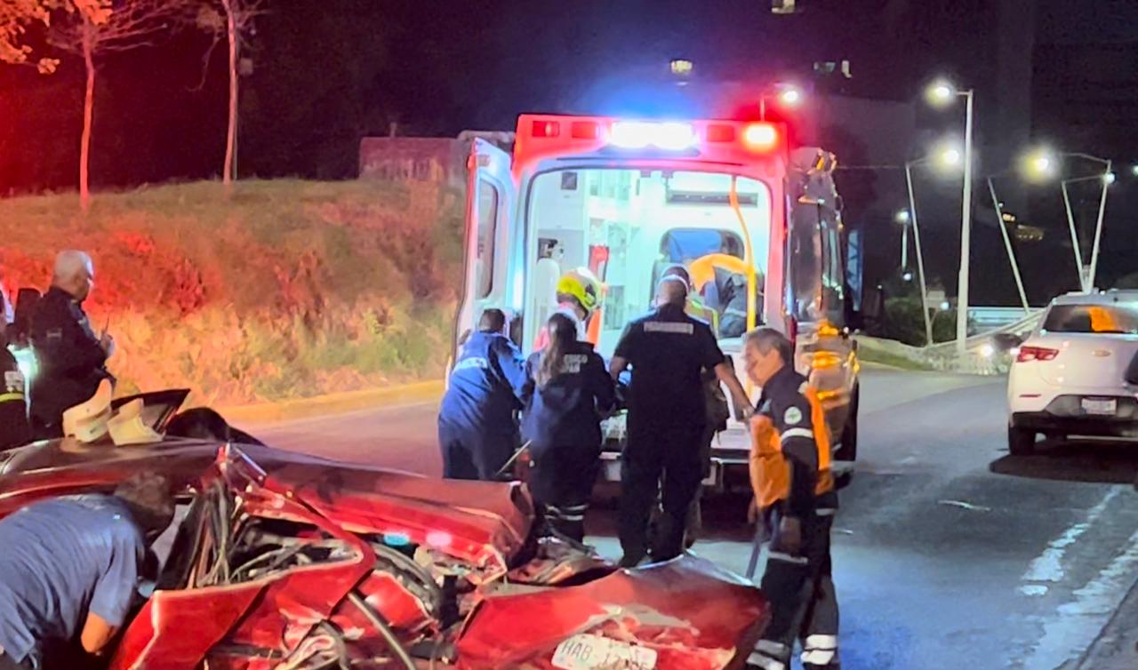Fuerte choque deja a dos elementos de la Policía Vial al borde de la ...