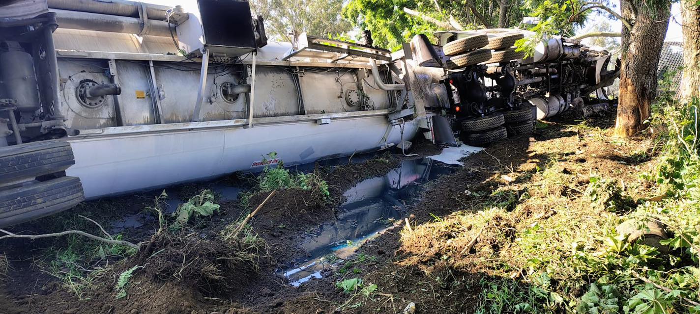 Volcadura de pipa provoca cierre total en la carretera Ciudad Guzmán ...